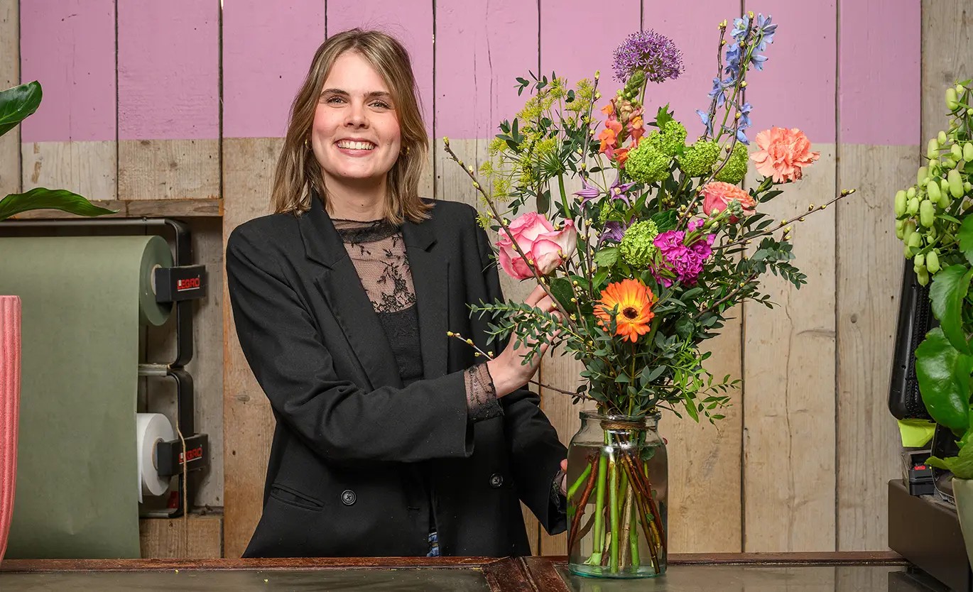 amber met het maandboeket van april